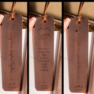 Peut inclure: Trois marque-pages en cuir marron avec texte en relief et cordon en cuir. L'un d'eux porte l'inscription "To many more chapters together" et "A.K 15.05.2020". Un autre dit "A&K Our love writes the best stories, with each page more magical. 3 years 15.05.2020". Le dernier dit "You are my favorite story. A♥K since 2025".