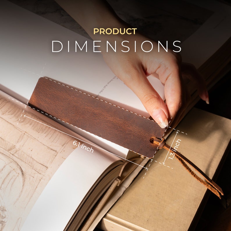 K&ouml;nnte beinhalten: Ein brauner Leder-Lesezeichen mit einer gen&auml;hten Kante und einer Lederschnur. Das Lesezeichen ist 15,5 cm lang und 3,3 cm breit. Der Text "PRODUCT DIMENSIONS" wird &uuml;ber dem Lesezeichen angezeigt.