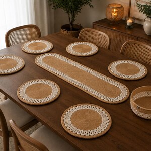 Juego de mesa de comedor estilo bohemio de 8 piezas: 6 manteles individuales redondos tejidos, camino de mesa ovalado y cesta para pan. Decoración de mesa natural hecha a mano.