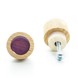 Op de afbeelding: Twee houten knoppen met een paarse hars inlay. Eén knop is getoond met een schroef bevestigd.