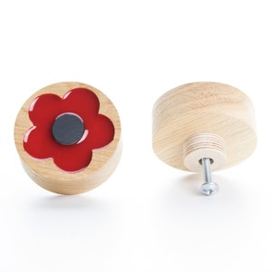 Op de afbeelding: Een houten knop met een rood bloemenmotief. De knop heeft een schroef aan de achterkant om hem aan een lade of kast te bevestigen.