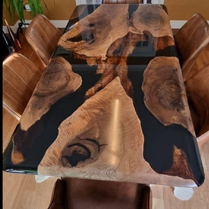 Mesa de comedor grande de madera negra de nogal macizo ultratransparente, hecha a mano con resina epoxi personalizada.