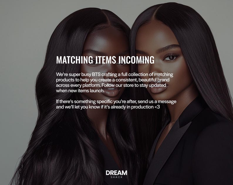 Op de afbeelding: Promotieafbeelding met twee vrouwen met donker haar en een donkere huid. De tekst "MATCHING ITEMS INCOMING" staat bovenaan. De afbeelding promoot een nieuwe collectie bijpassende producten.