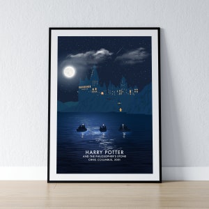 Puede incluir: Una impresi&oacute;n art&iacute;stica enmarcada que presenta una escena nocturna con una luna llena, estrellas y una silueta de castillo sobre el agua. La impresi&oacute;n incluye el texto "HARRY POTTER AND THE PHILOSOPHER'S STONE CHRIS COLUMBUS, 2001". Hay tres botes peque&ntilde;os en el agua.