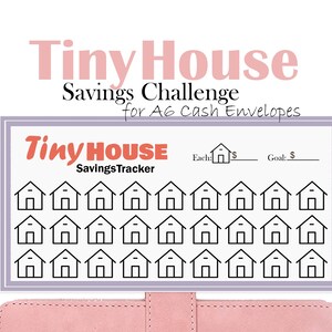 Puede incluir: Una hoja de seguimiento de ahorros imprimible con el texto "Tiny House Savings Challenge for A6 Cash Envelopes". La hoja presenta una cuadrícula de 36 iconos de casas pequeñas, con espacios para escribir la cantidad ahorrada para cada casa y el objetivo de ahorro general.