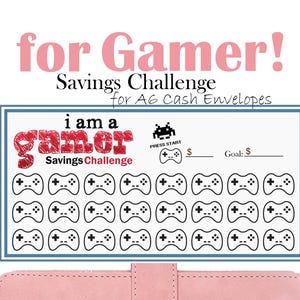 Puede incluir: Un rastreador de desafíos de ahorro imprimible para jugadores. El rastreador presenta un título "Soy un jugador" en rojo y blanco y una cuadrícula de 30 iconos de controladores de juegos. El texto "Presionar inicio" y "Objetivo: $____" también están incluidos.