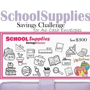 Op de afbeelding: Een roze en witte printbare contant geld-envelop tracker voor schoolbenodigdheden. De tracker heeft een titel die "School Supplies Savings Tracker" zegt en een doel om € 300 te sparen. De tracker heeft 15 verschillende categorieën om geld te sparen, elk met een voorgesteld bedrag om te sparen. De categorieën omvatten: rugzak, potloden, liniaal, notitieboek, rekenmachine, aardbol, en meer.