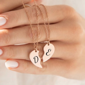 Colar personalizado gravado em formato de corações partidos, nomes personalizados, presente com palavras especiais, presente de joia para ela, pingente de compartilhamento de coração de amor