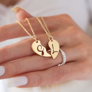 Collar de forma de corazones divididos de corte inicial personalizado, carta personalizada, regalo de joyería para ella, regalo para él, colgante de amor corazón compartido