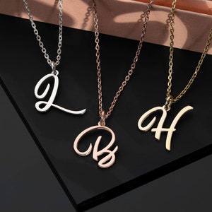 Colar com pingente inicial cursivo personalizado com nome • Joias personalizadas • Presente delicado para menina para casamento • Presente de aniversário para ela