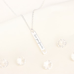 Collar de barra grabada en plata de ley 925 / Regalo personalizado para ella / Colgante con nombre delicado / Caja de regalo para dama de honor o aniversario