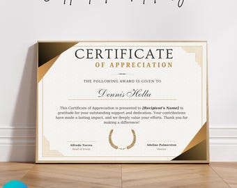 Puede incluir: Un certificado de apreciación dorado y negro con un diseño de laurel. El certificado dice "Certificado de Apreciación" y "El siguiente premio se otorga a Dennis Holla".