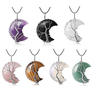 Könnte beinhalten: Satz von zehn Halbmond-Halsketten mit drahtgewickelten Baumdesigns. Die Steine sind Amethyst, Schwarz, Weiß, Holz, Rosenquarz und Grün.