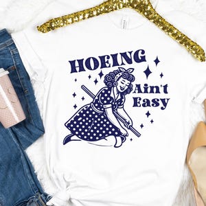 Hoeing Ain&#39;t Easy SVG PNG, Trendy Vintage Retro Housewife Funny Sarcastic Sublimation Design T-Shirt Mug Gardening png SVG Cut File Download
