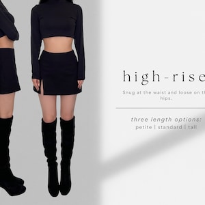 K&ouml;nnte beinhalten: Ein schwarzer, hoch sitzender Minirock mit seitlichem Schlitz. Der Rock wird an einem Model gezeigt, das ein schwarzes Crop-Top und schwarze kniehohe Stiefel tr&auml;gt. Der Text "high-rise" wird &uuml;ber dem Model angezeigt, mit der Beschreibung "Snug at the waist and loose on the hips." Unter dem Model wird der Text "three length options: petite | standard | tall" angezeigt.