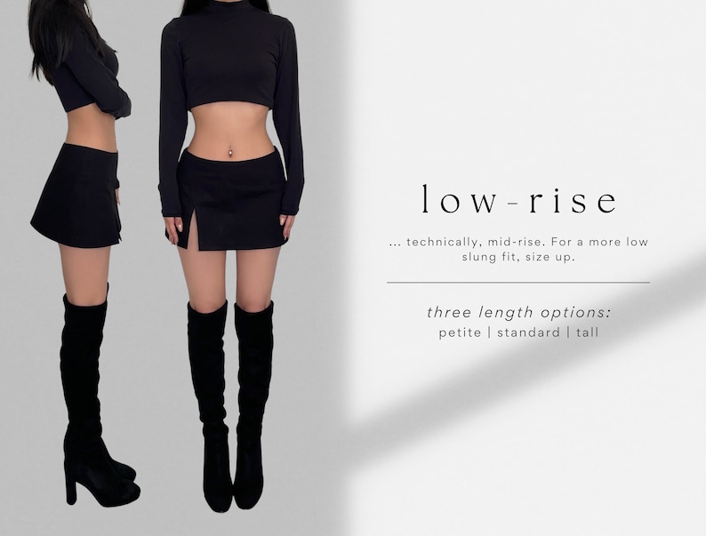 K&ouml;nnte beinhalten: Ein schwarzer Minirock mit einem Schlitz an der Seite und einem niedrigen Bund. Der Rock wird an einem Model gezeigt, das ein schwarzes Crop-Top mit Stehkragen und schwarze kniehohe Stiefel tr&auml;gt. Der Text "low-rise" ist im Bild zu sehen, zusammen mit der Beschreibung "technically, mid-rise. For a more low slung fit, size up." und "three length options: petite | standard | tall".