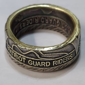 以下が含まれることがあります： バンドに「Patriot Guard Riders」と刻まれた銀と金のリングです。