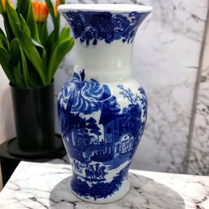 Blue and White Stunningly Beautiful Chinese Porcelain Decorative Vase. Vintage. Like New.