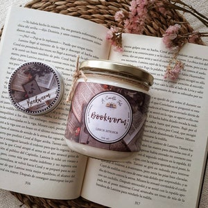Vela artesanal de leitor ávido. Amante de livros. livros velhos