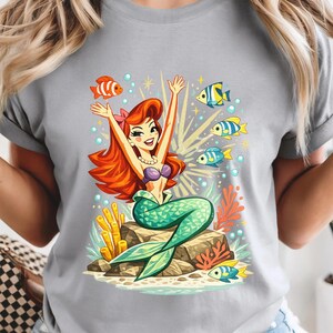 Retro Atomic Little Mermaid Illustration T-Shirt | Mid Century Mermaid Lover Underwater Fish Coral Design bild 6