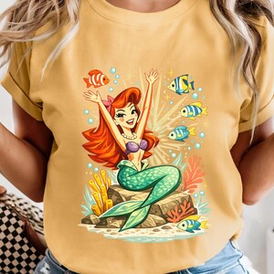 Retro Atomic Little Mermaid Illustration T-Shirt | Mid Century Mermaid Lover Underwater Fish Coral Design bild 4