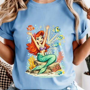 Retro Atomic Little Mermaid Illustration T-Shirt | Mid Century Mermaid Lover Underwater Fish Coral Design bild 3