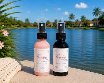 Könnte beinhalten: Zwei Deodorant-Sprühflaschen, eine mit hellrosa Flüssigkeit und eine mit dunkler Flüssigkeit, jeweils mit einem weißen Etikett mit dem Text Paradise, Fresh Scent For Everyone, Shake Before Application und 2 Fl. Oz. Made in USA.