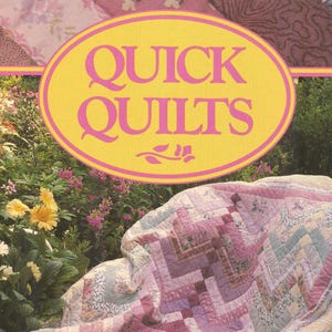 Puede incluir: Una portada de libro con el título "Quick Quilts" en letras rosas sobre un óvalo amarillo. La portada presenta una colcha rosa y blanca con un patrón floral, sobre un fondo de jardín con flores rosas y amarillas.