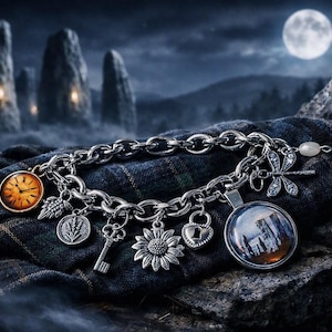 Puede incluir: Una pulsera de dijes plateada con múltiples colgantes que incluyen una esfera de reloj redonda, una hoja, una moneda botánica, una llave antigua, un girasol, un candado en forma de corazón, una libélula y un cabujón de paisaje.