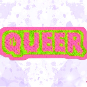 Op de afbeelding: Een rechthoekige patch met het woord "QUEER" geborduurd in felgroen op een roze achtergrond. De patch heeft een roze rand en is geplaatst tegen een lichtpaarse en witte achtergrond in aquarel-stijl.