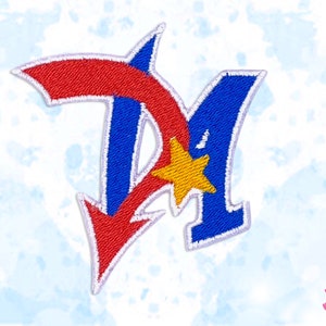 Puede incluir: Parche bordado con una letra "M" azul estilizada con una flecha roja y una estrella amarilla. El parche tiene un borde blanco y está sobre un fondo de acuarela azul claro.