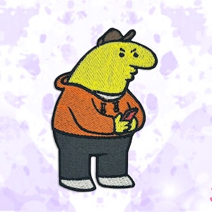 Puede incluir: Parche bordado con un personaje de dibujos animados amarillo que lleva una sudadera con capucha naranja, pantalones negros y un sombrero marrón. El personaje sostiene un pequeño objeto rojo. El parche tiene un fondo blanco con salpicaduras moradas.