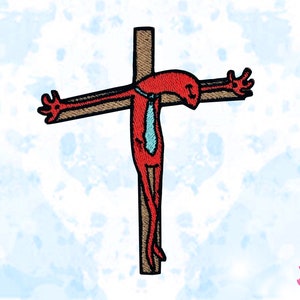 Puede incluir: Parche bordado con una figura de dibujos animados con traje rojo y corbata azul, crucificada en una cruz de madera. El diseño tiene un estilo humorístico, sobre un fondo azul claro y blanco tipo acuarela.