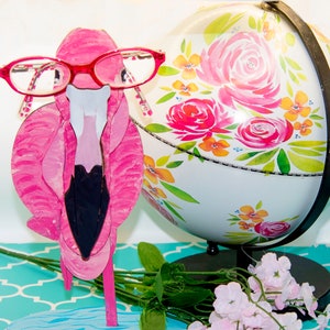 Indoor flamingo figurine glasses holder / Eyeglasses stand. Personalized gift for mom, flamingo gifts for women, flamingo decor shelf sitter