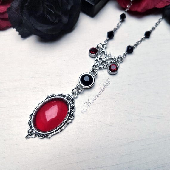 Viktorianische Edelstahl-Halskette mit schwarzen Perlen und rotem Glas-Cabochon-Anhänger, Gothic Schmuck, romantische Gothic Halskette