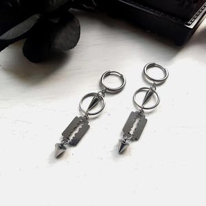 Boucles d&#39;oreilles créoles à lame de rasoir avec pointes, boucles d&#39;oreilles gothiques, boucles d&#39;oreilles punk, bijoux gothiques, boucles d&#39;oreilles Huggie, alternative emo, bijoux Y2k, bijoux de sorcière