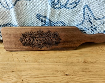 Bandeja de servir motivacional grabada con láser en madera de acacia con el lema "Vive, ríe, ama".