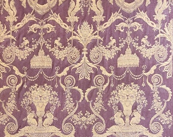 Può includere: Tessuto viola con un motivo damascato dorato. Il motivo presenta disegni floreali decorativi, volute e un motivo ripetuto di un vaso con fiori.