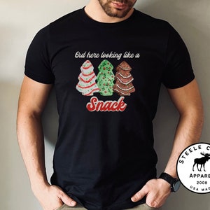 Hier draußen auf der Suche wie ein Snack T-Shirt, Weihnachts Wortspiel Shirt, Weihnachtsmann Gesicht Shirt, Offensive Weihnachten, Bad Santa Shirts, Weihnachts-T-Shirt, Weihnachten
