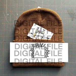 Könnte beinhalten: Eine braune Mütze mit einem weißen Aufkleber oben. Der Aufkleber hat einen schwarzen quadratischen Rahmen mit floralen Designs drumherum. Der Text "DIGITAL FILE" wird dreimal auf dem Aufkleber wiederholt.