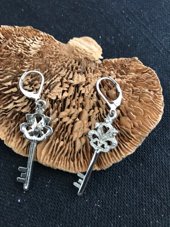 Dangling Silver Skeleton Key earrings - image 2