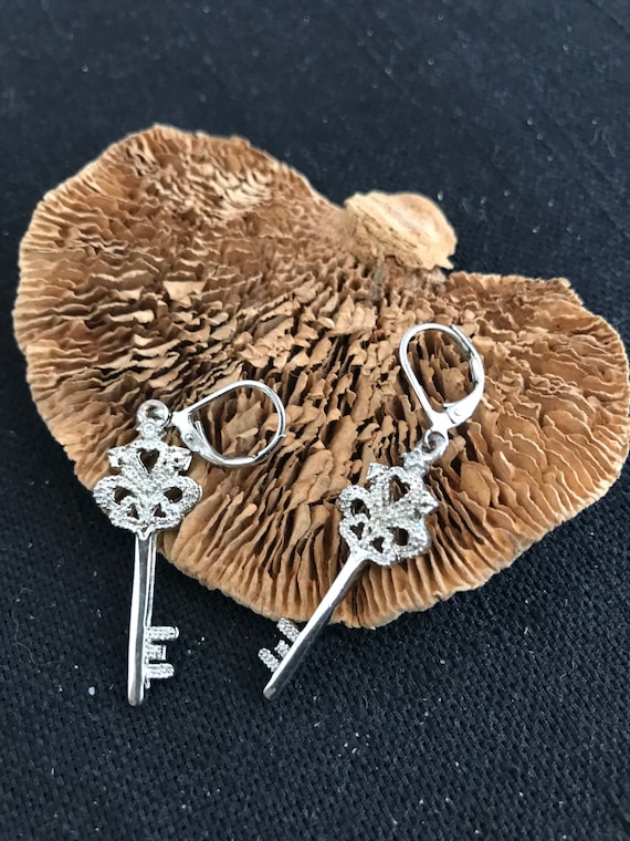 Dangling Silver Skeleton Key earrings - image 4
