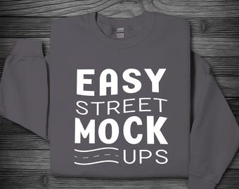 Gildan 18000 Charcoal Sweatshirt Mockup: Flach auf Holz (Digitaler Download) EM1DW