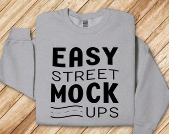 Gildan 18000 Sport Graues Sweatshirt Mockup: Flach auf Holz gelegt (Digitaler Download) EM1NW