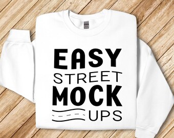 Gildan 18000 weißes Sweatshirt Mockup: Flach auf Holz gelegt (Digitaler Download) EM1NW