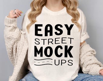 Elfenbein Komfort Farben T-Shirt Mockup: Echtes Modell, Oversized Fit (Digitaler Download) EM17