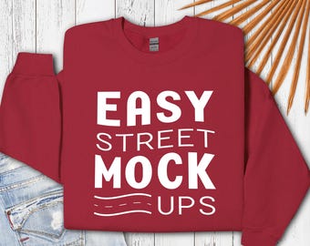 Gildan 18000 Antique Cherry Sweatshirt Mockup (Digitaler Download) EM1