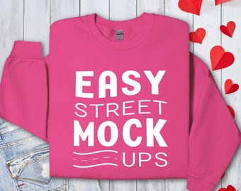 Gildan 18000 Heliconia Sweatshirt Mockup: Valentinstag Flat Lay (Digitaler Download) EM1V