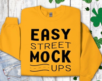 Gold Gildan 18000 Sweatshirt Mockup: St Patrick's Day Rundhalsausschnitt (Digitaler Download) EM1SP