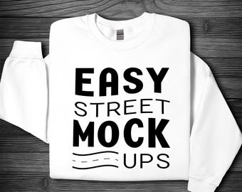 Gildan 18000 White Sweatshirt Mockup: Gefalteter Rundhalsausschnitt (Digitaler Download) EM1DW